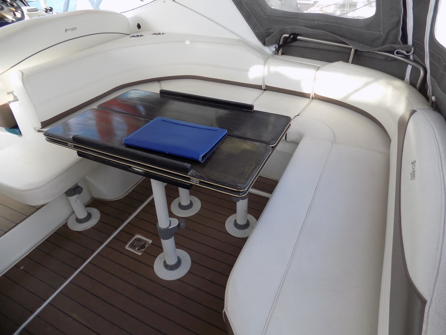 slider 5 Cruisers Yachts  330 Express